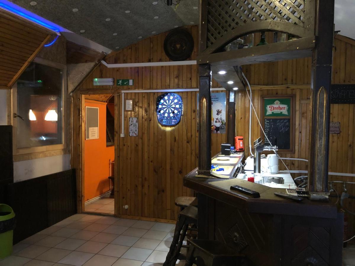 Апартаменти Whole Basemenet Former Pub4 Stag Do/hen Party
