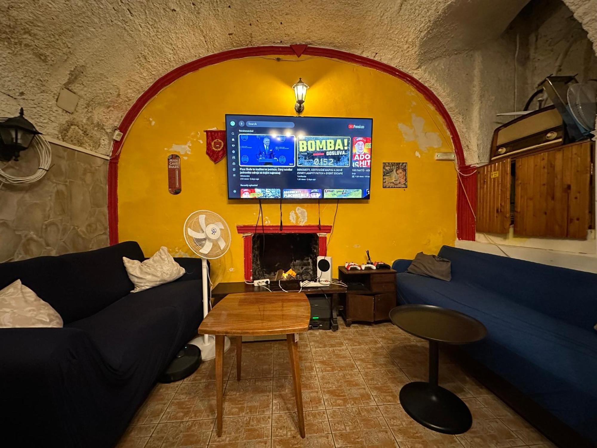 Апартаменти Whole Basemenet Former Pub4 Stag Do/hen Party